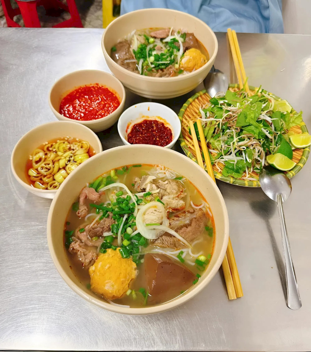 The restaurant serves hot bun bo with a rich and flavorful taste